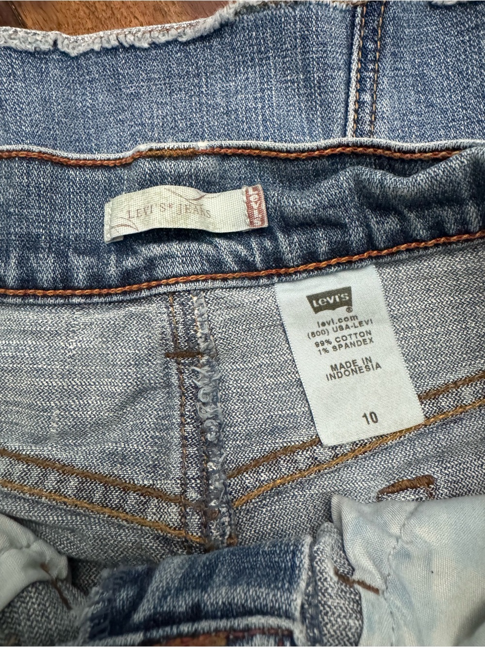 Women’s Levi’s Denim Skirt With Raw Hem Front Seam Detail size 10 - Picture 6 of 8